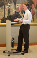 Kurator Knut Astrup Bull holder foredrag på Lillehammer Kunstmuseum, ifb. Opplandsutstillingen 2009